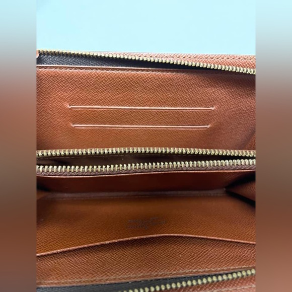 Sold‼️Authentic LV Mono Zippy Wallet💕
Giftable condition🎁 - Picture 15 of 16
